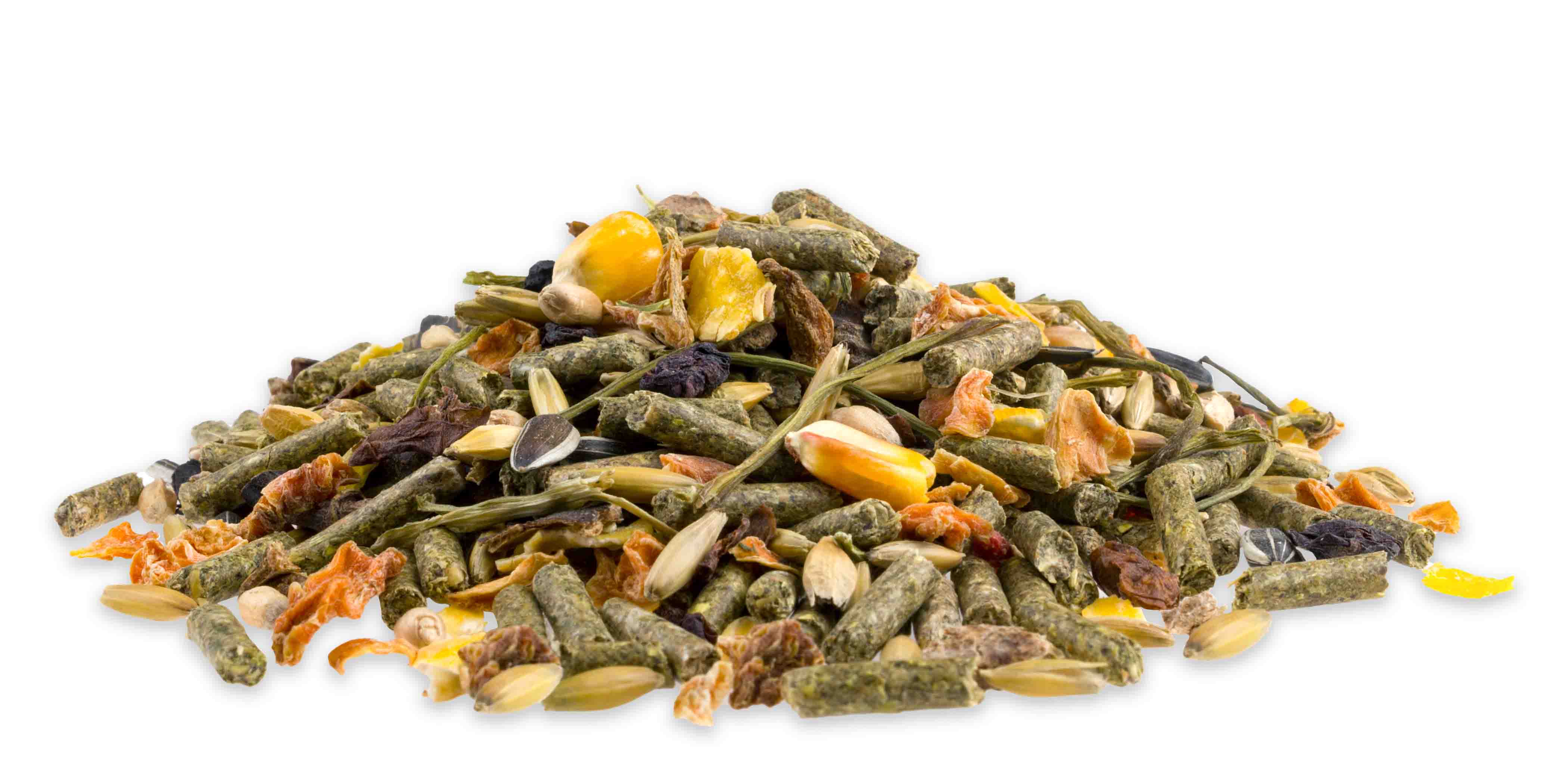 Haufen aus grünlichen und orangenen Pellets gemischt mit Körnern und kleinen getrockneten Pflanzenstücken auf weißem Hintergrund, Produktbild von Mifuma Multi Tierfutter.