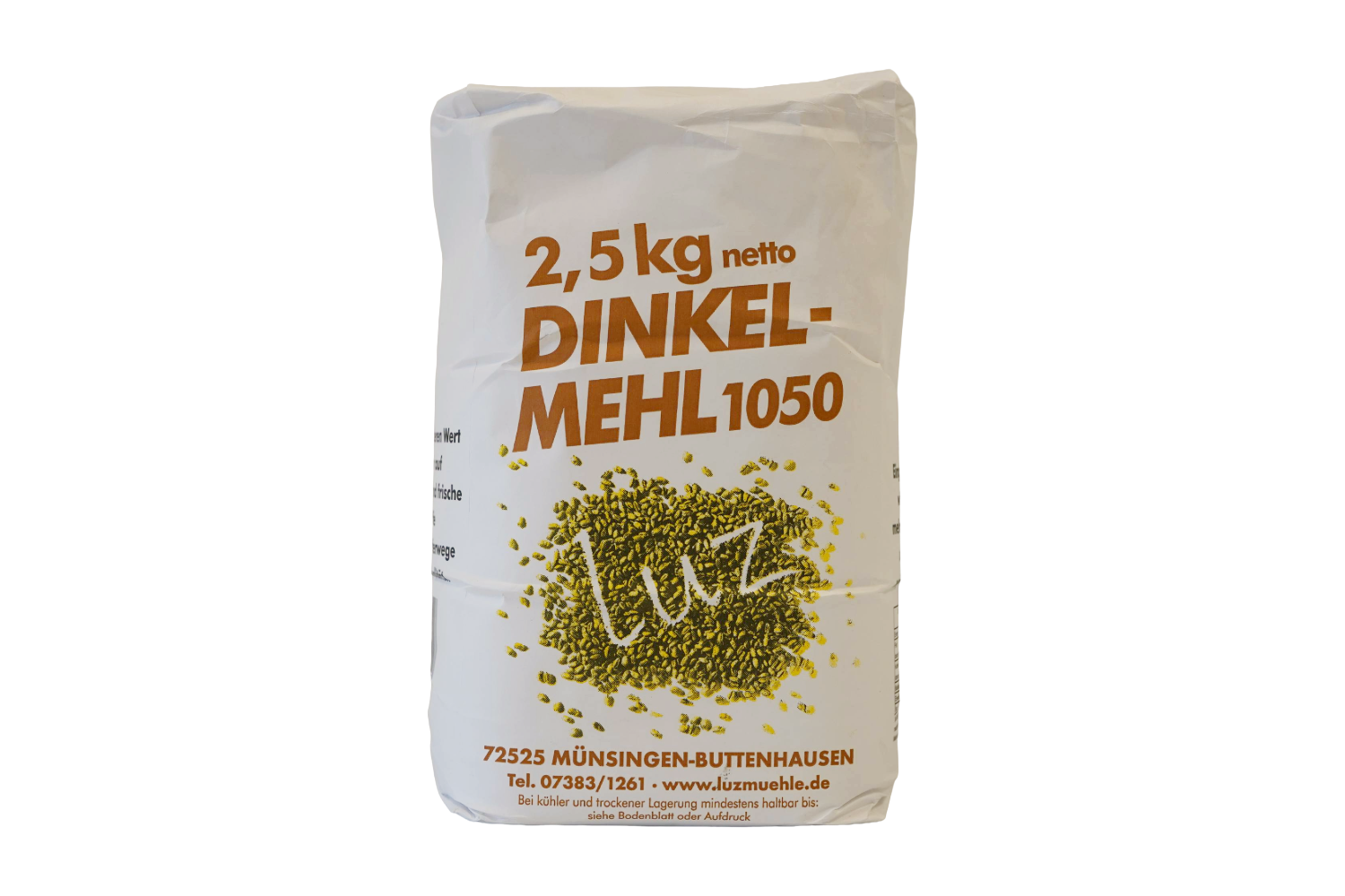 Weiße Papiertüte mit brauner Aufschrift „2,5 kg netto DINKELMEHL 1050“. In der Mitte eine stilisierte Grafik von Getreidekörnern mit dem Schriftzug „Luz“. Darunter Herstelleradresse: „72525 Münsingen-Buttenhausen, www.luzmuehle.de“. Hinweis zur Lagerung: 