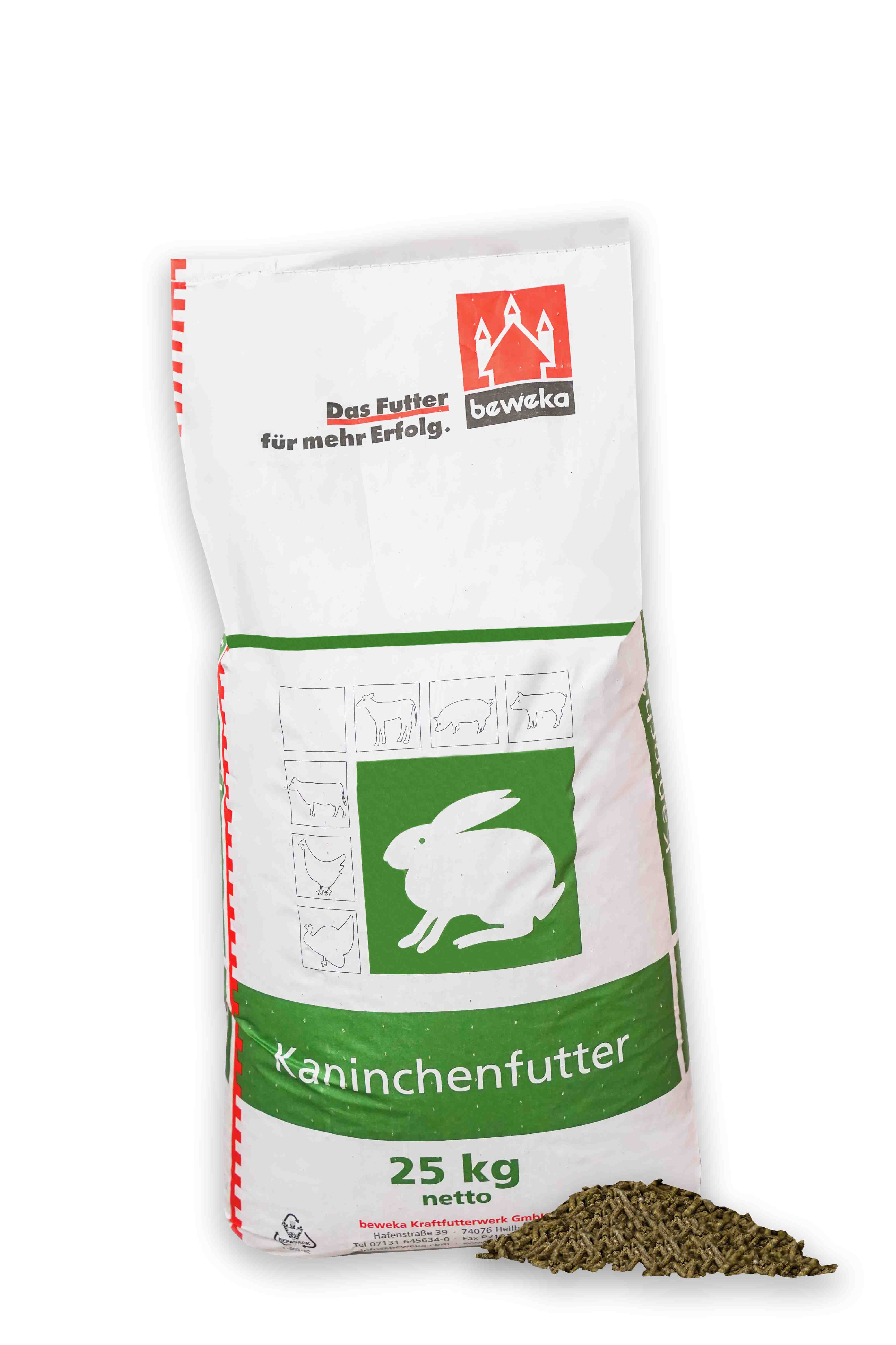 Weißer 25-kg-Sack Kaninchenfutter der Marke Beweka mit grünem Aufdruck und Hasensymbol, daneben ein kleiner Haufen länglicher brauner Pellets.